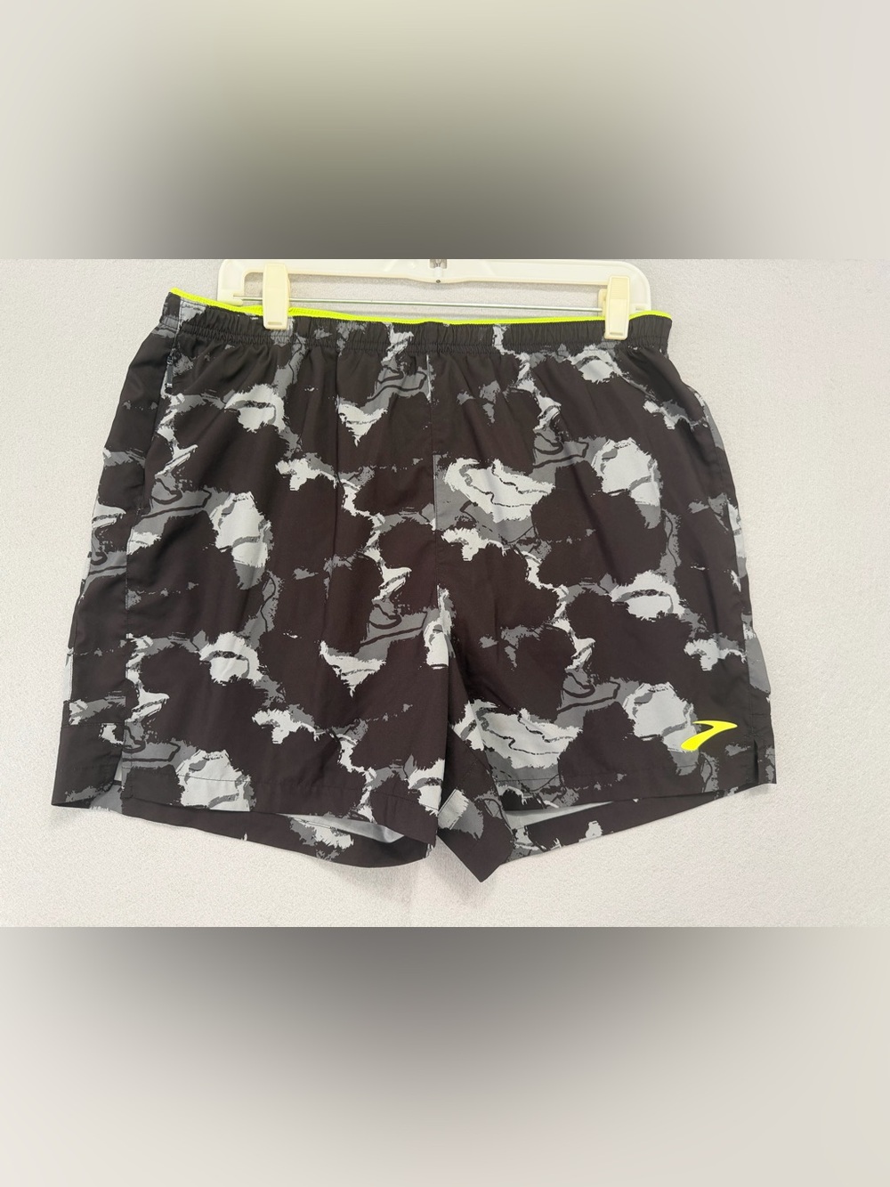 Brooks Men’s Running Shorts Large Black/Gray Camo Lined Mesh Drawstring